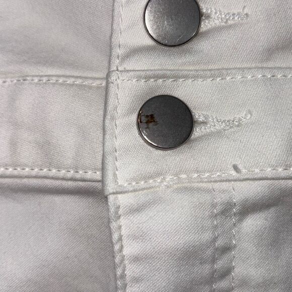 Xhilaration Shorts Women's Size 6 White Mid- Rise Retro Tri-Buttoned Pockets Str - Picture 9 of 9